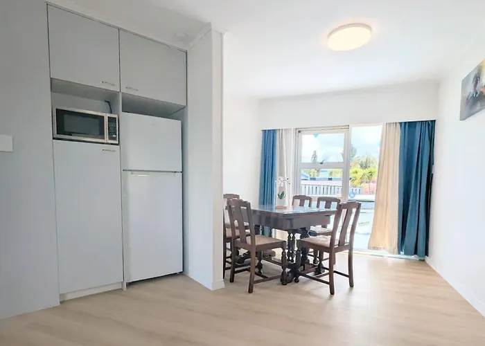5 Bedrooms, Your Getaway Starts Here Holiday home *